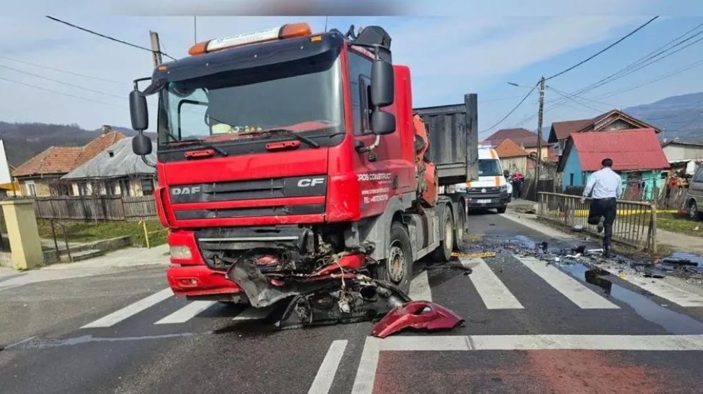 Grav accident pe DN7. Un camion a izbit un autoturism