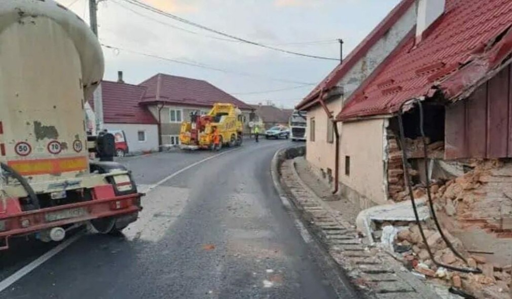 O familie s-a trezit cu camionul în casă: ”Peretele a venit peste pat”