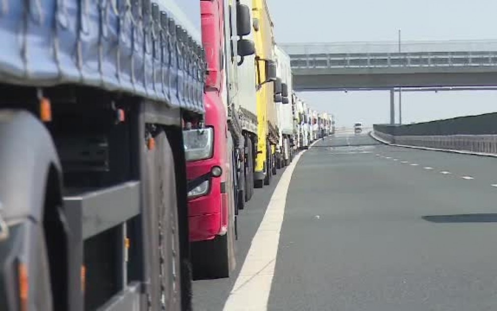 Coadă de camioane la ieşirea din ţară spre Ungaria. Autorităţile ungare fac verificări suplimentare pentru autotrenuri