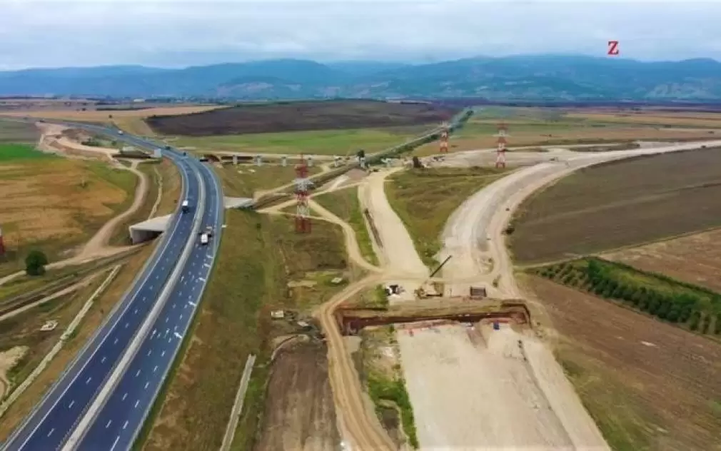 Grave probleme pe Autostrada spre munte: cum a ajuns să treacă prin râu