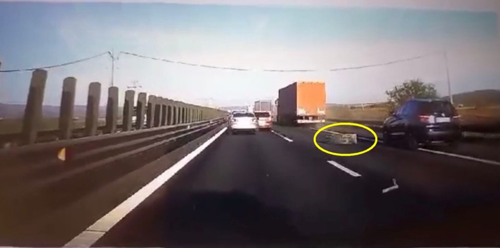 VIDEO La un pas de dramă pe autostradă. Ce ghinion a avut un șofer de camion