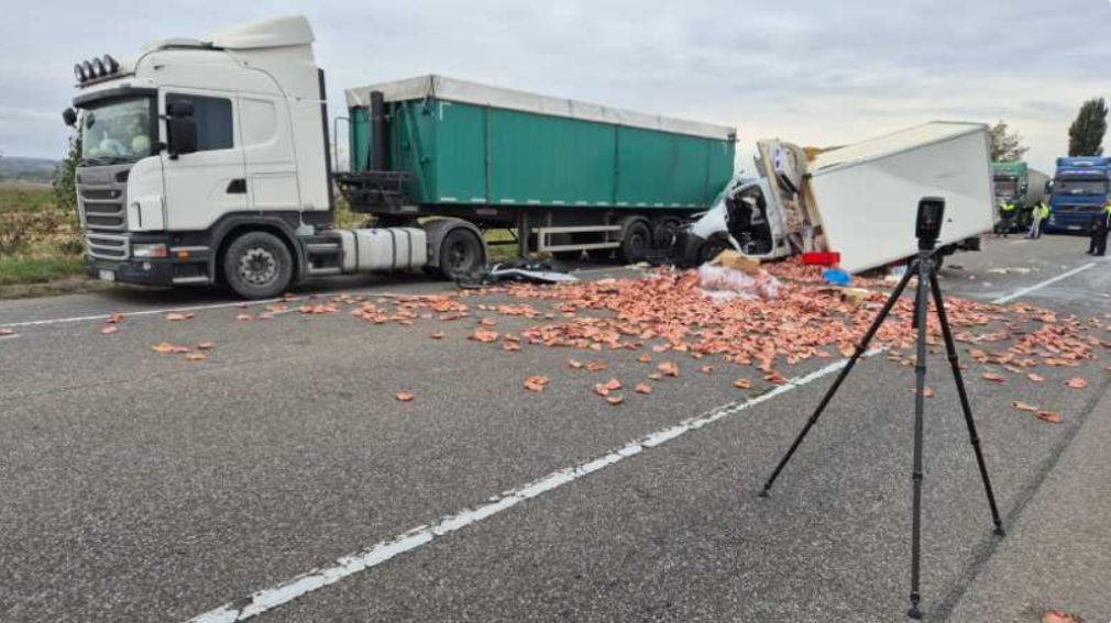 Un rănit după ce un camion a strivit o autoutilitară