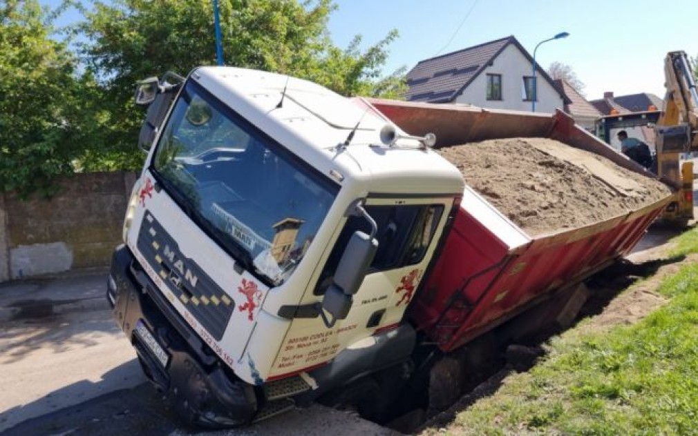 VIDEO.Stradă surpată în Brașov, sub greutatea unui camion încărcat cu nisip
