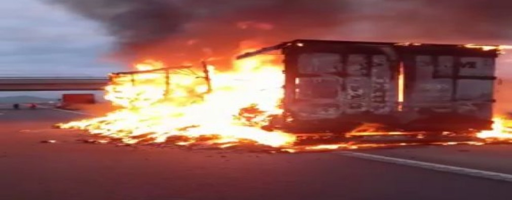 Un camion a luat foc pe Autostrada A 10