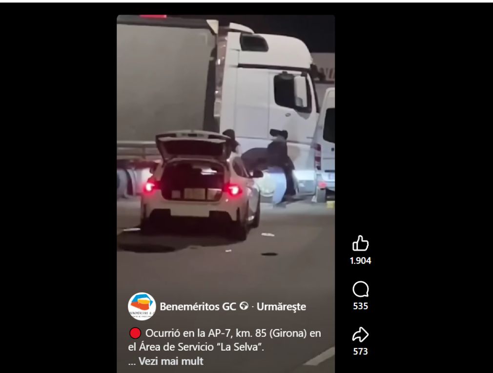 VIDEO Un șofer a intrat cu camionul în duba hoților