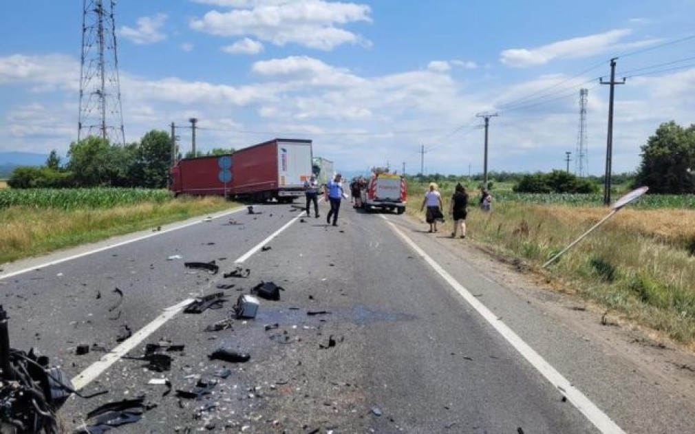 Un deces după coliziunea dintre un camion și un autoturism