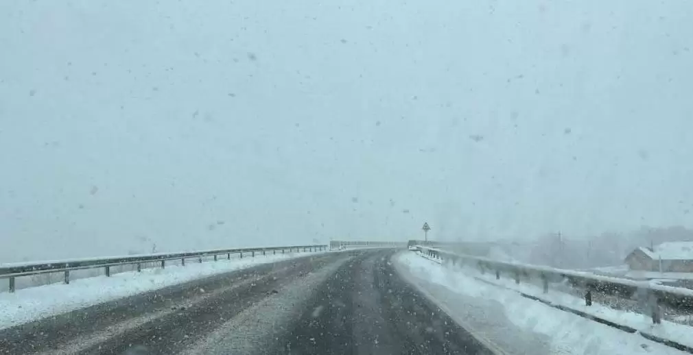 Se circulă în condiții de lapoviță și polei pe DN1 și pe A3