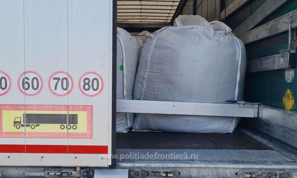 VIDEO 47 tone de deșeuri transportate ilegal în camioane, oprite la intrarea în România