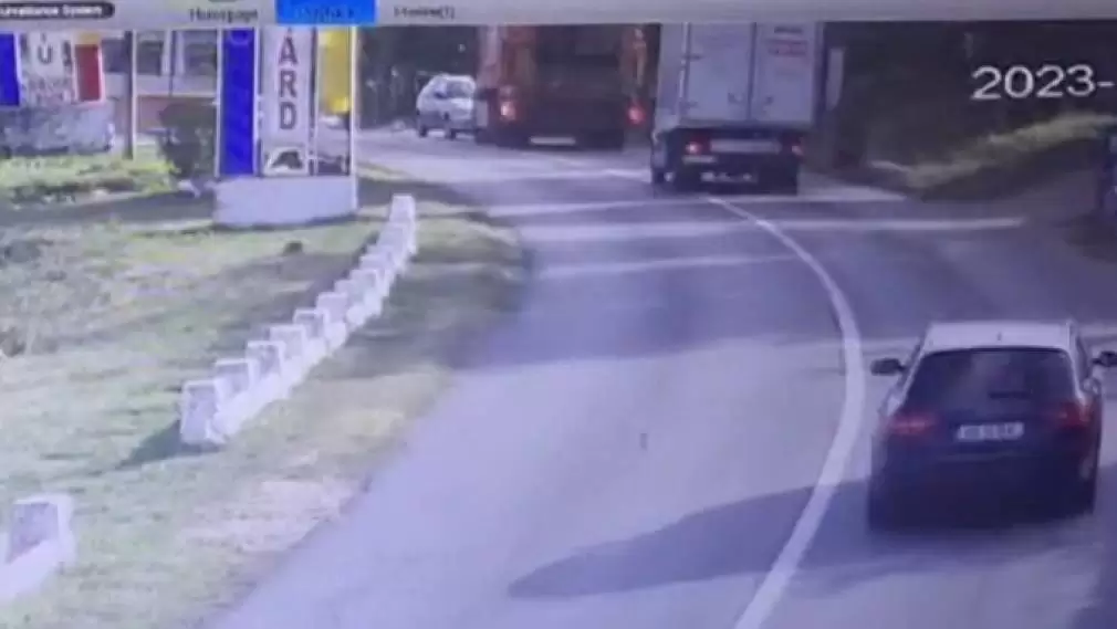 VIDEO. Alba. Momentul șocant în care un șofer intră în plin într-un camion de gunoi