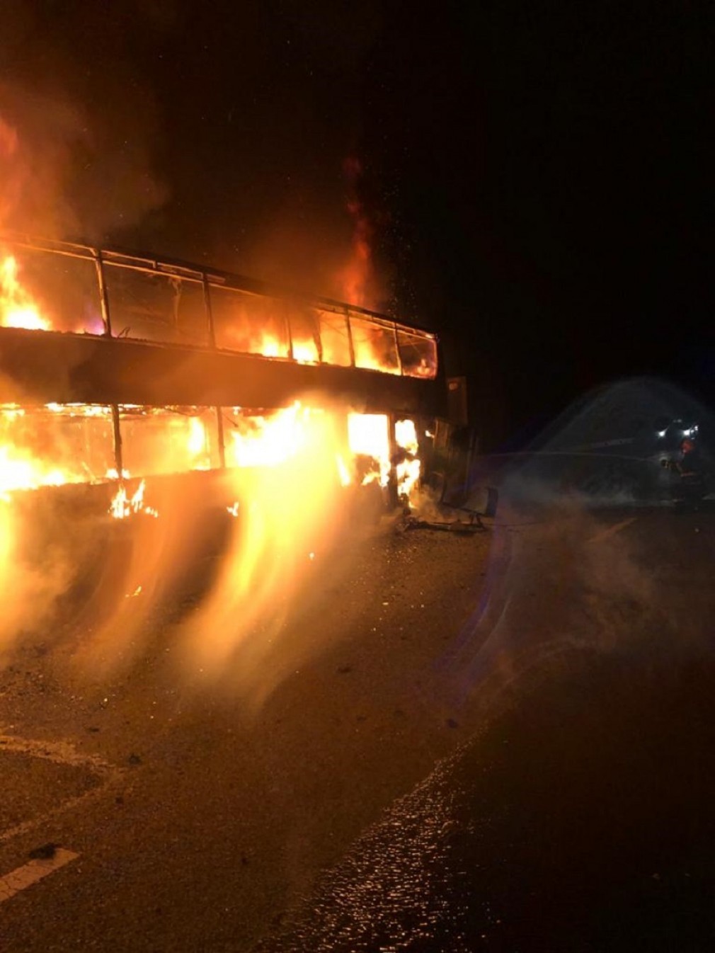 VIDEO. Un autocar care transporta 44 de pasageri a ars pe autostrada A1