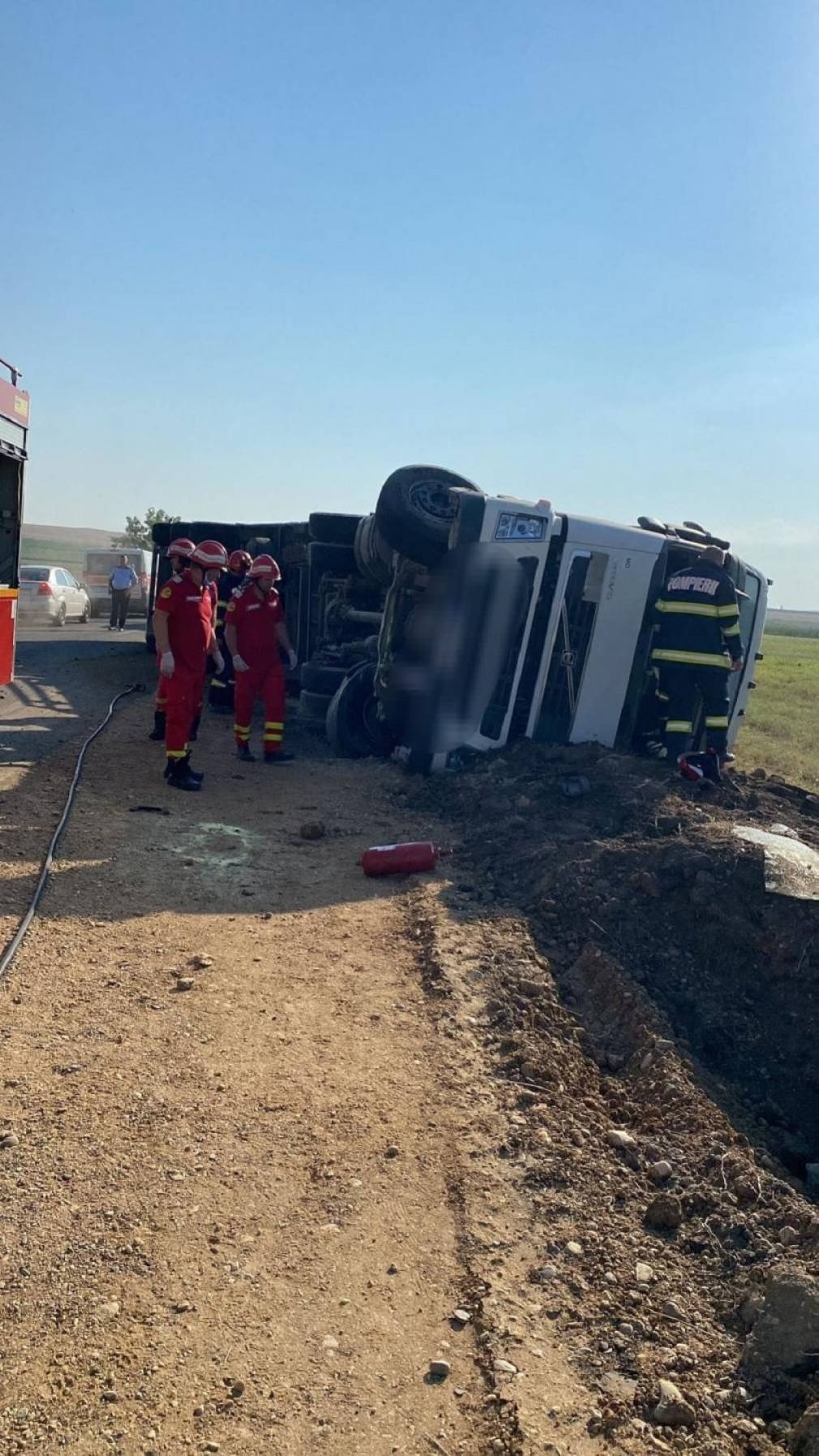 Un camion s-a răsturnat. Scurgeri de carburant pe șosea