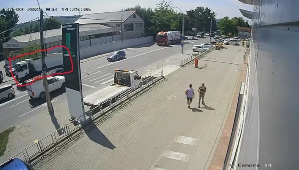 VIDEO Cauciucul unui camion a explodat. „Am crezut că s-a prăbușit un avion”