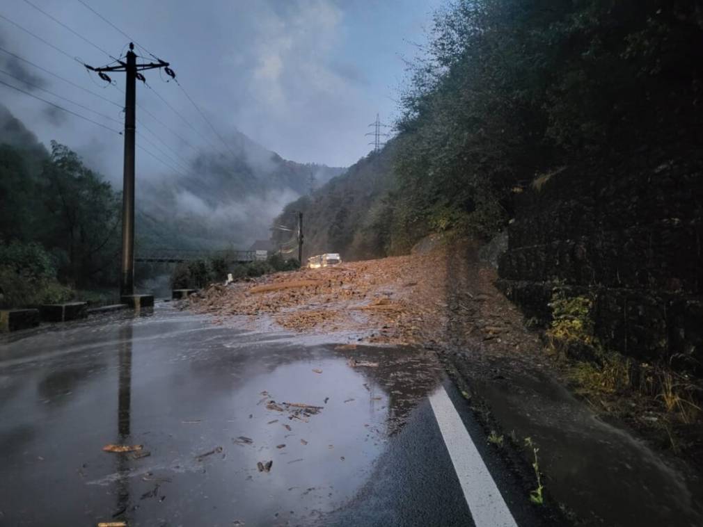 Valea Oltului, închisă. Localnicii au dirijat camioanele