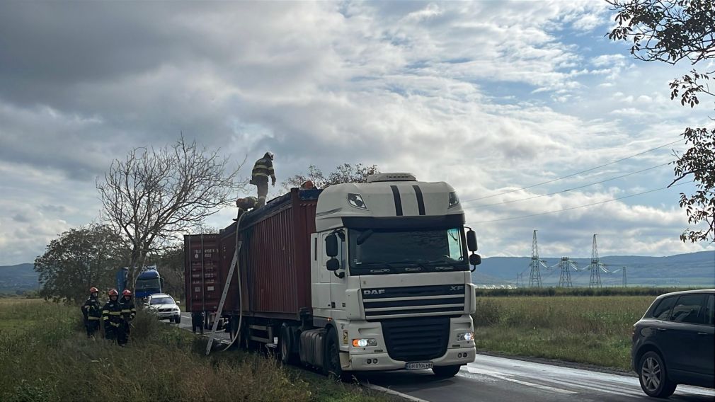 Un camion a luat foc pe DN 22. Traficul rutier este oprit spre Isaccea