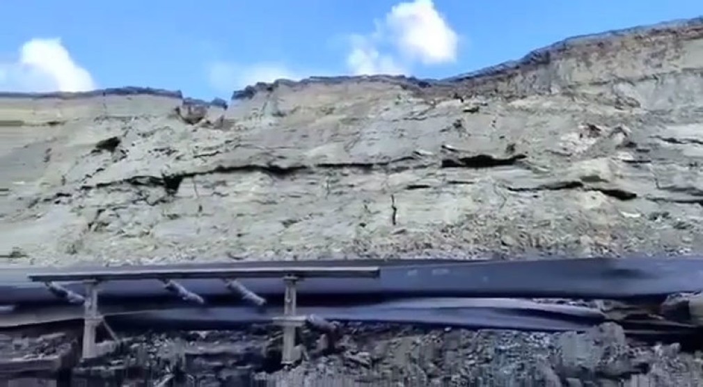 VIDEO Atenție, cad pietre pe carosabil ! „Băieții deștepți” fac slalom