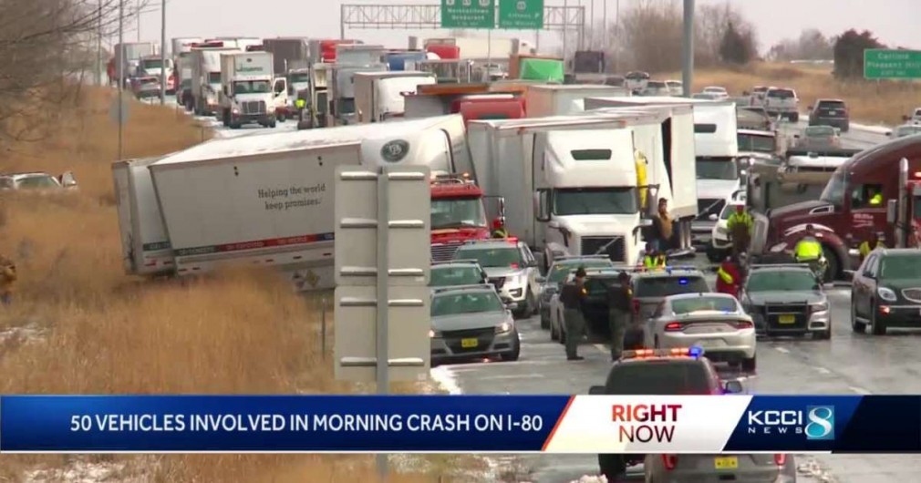 VIDEO. 50 de mașini și camioane s-au ciocnit pe autostradă
