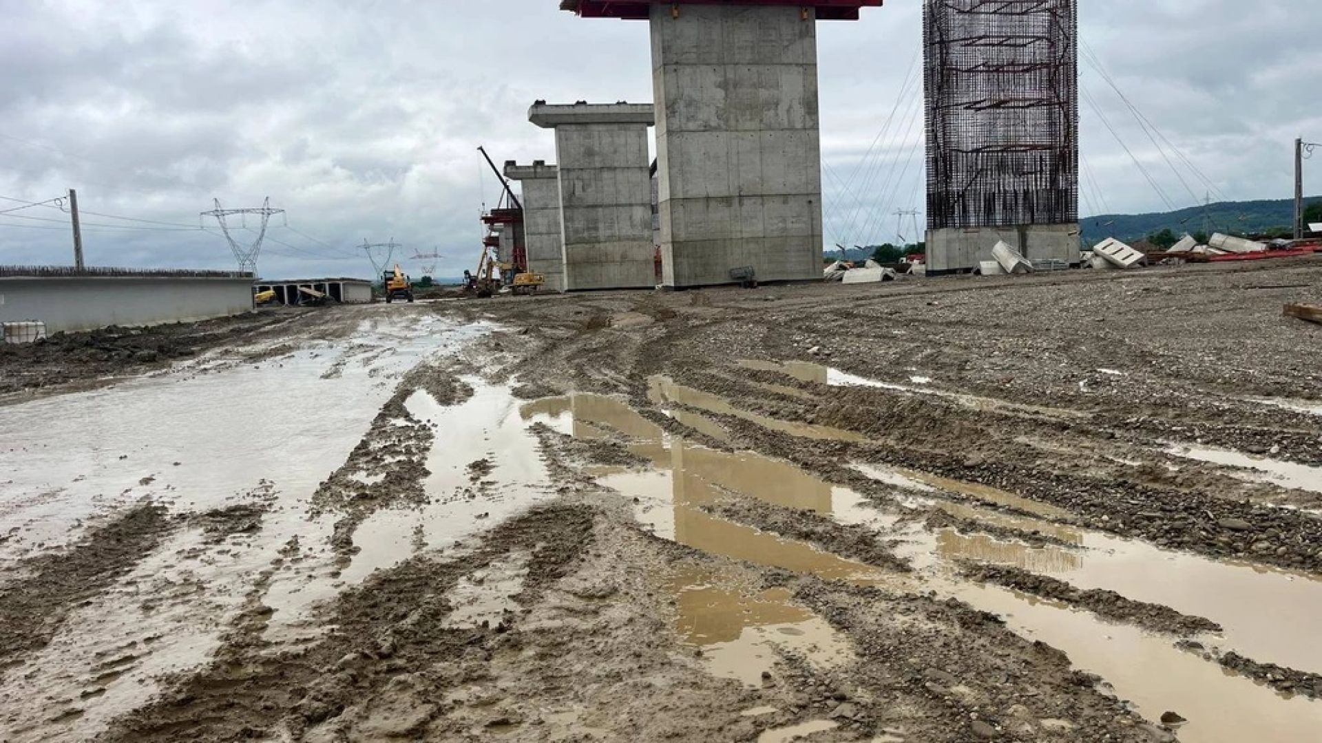 Ploile torenţiale au inundat şantiere de pe Autostrada A7 Focşani-Bacău