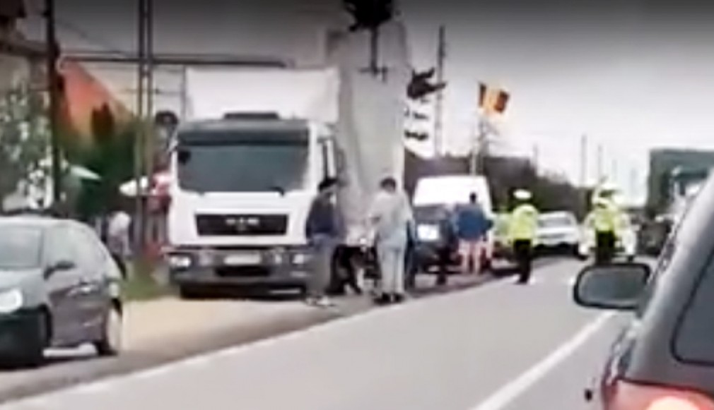 VIDEO: Satu Mare. O victimă, după un accident dintre un camion și două autoturisme