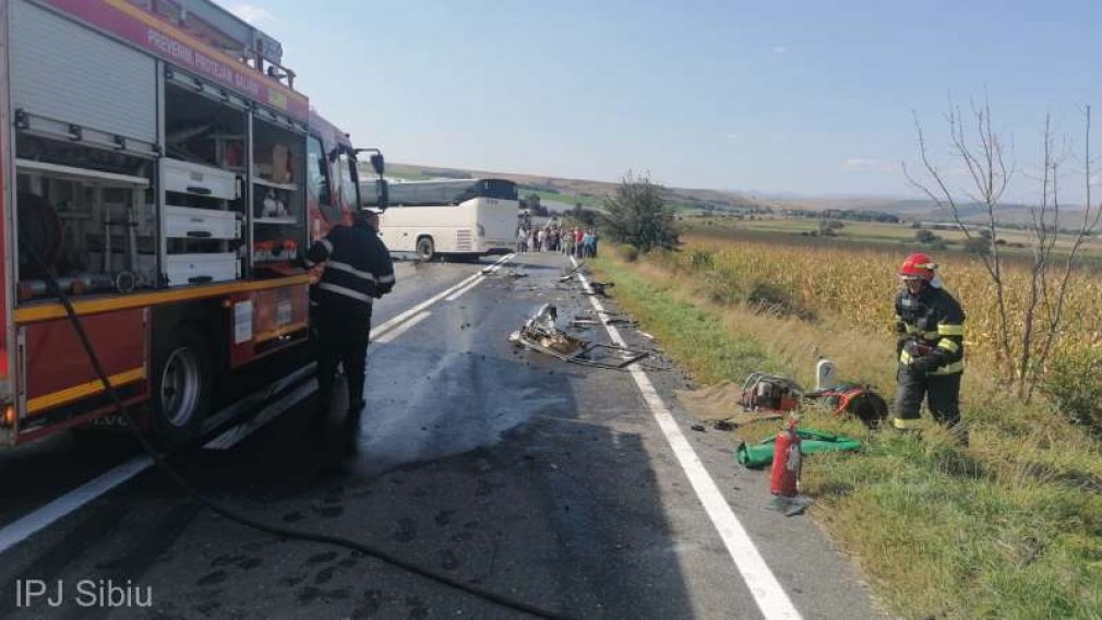 Doi răniţi în urma coliziunii dintre un autocar şi un autoturism la Sibiu