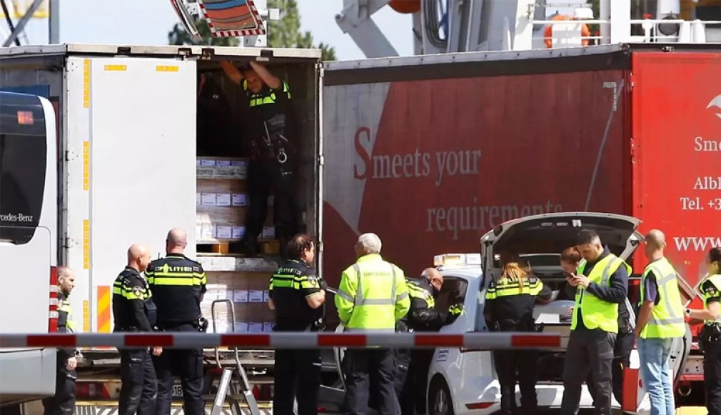 Olanda. Un șofer profesionist român a stabilit „recordul” de migranți băgați într-un singur camion
