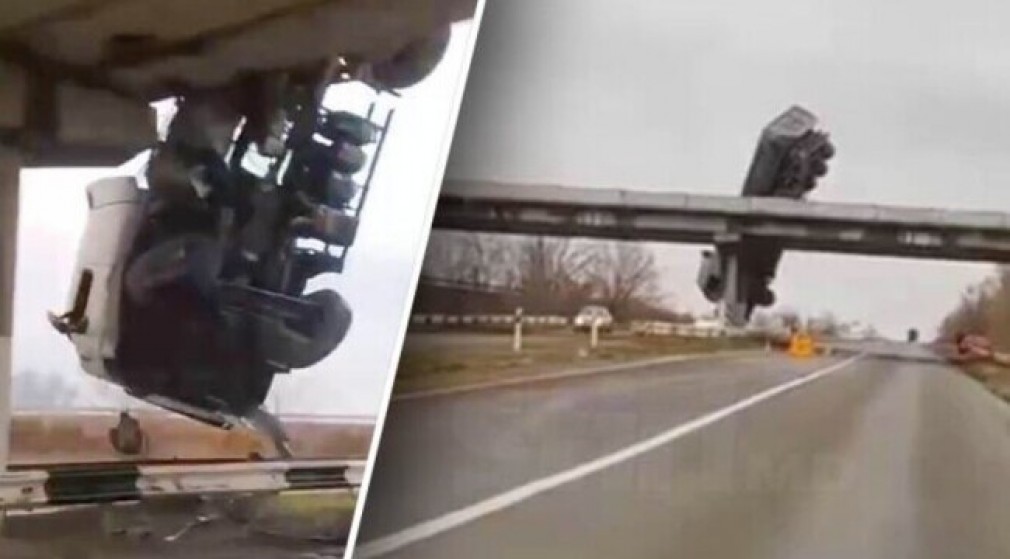 VIDEO. Un camion a rămas suspendat deasupra unei șosele din Ucraina după ce a derapat de pe un pod