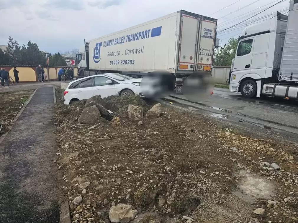 Un camion a intrat pe contrasens și a făcut prăpăd