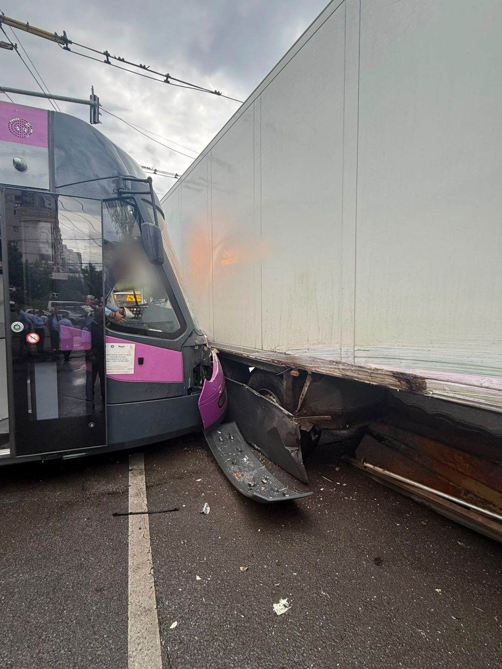 Un camion a lovit un tramvai la Cluj