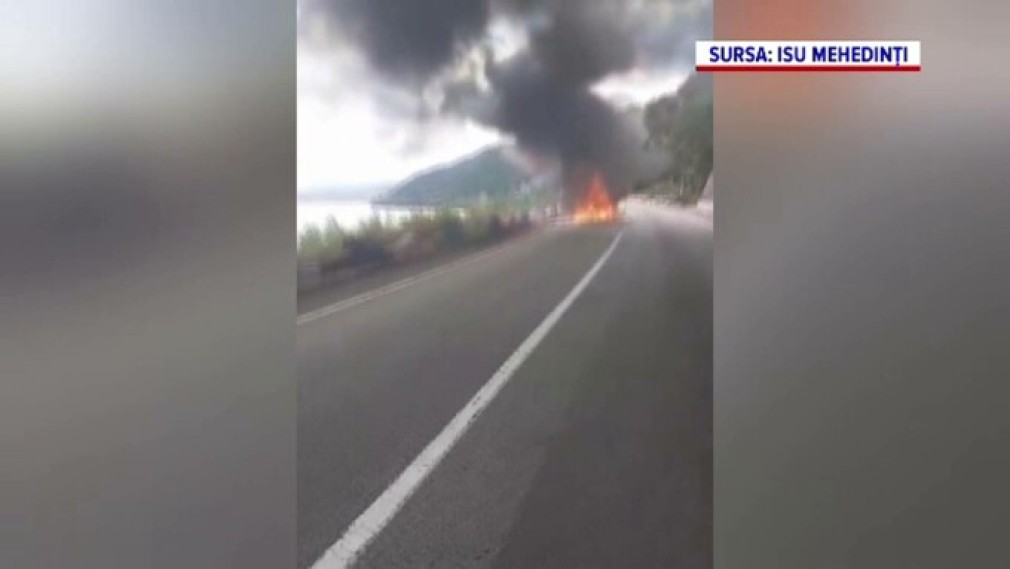 VIDEO. Un camion încărcat cu lemne a luat foc pe DN6