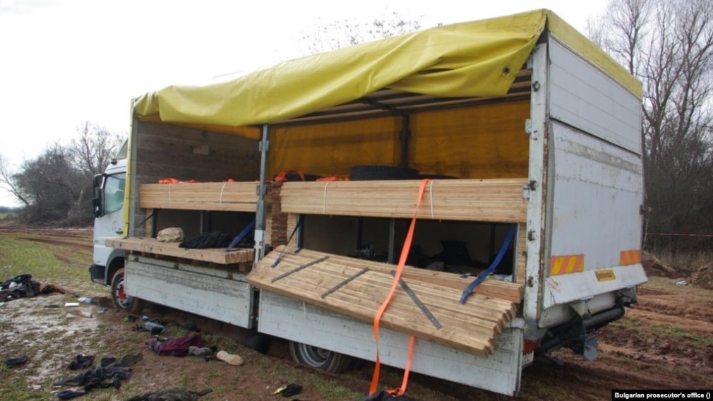 Șapte bulgari, arestați după ce cadavrele unor afgani au fost găsite într-un camion abandonat