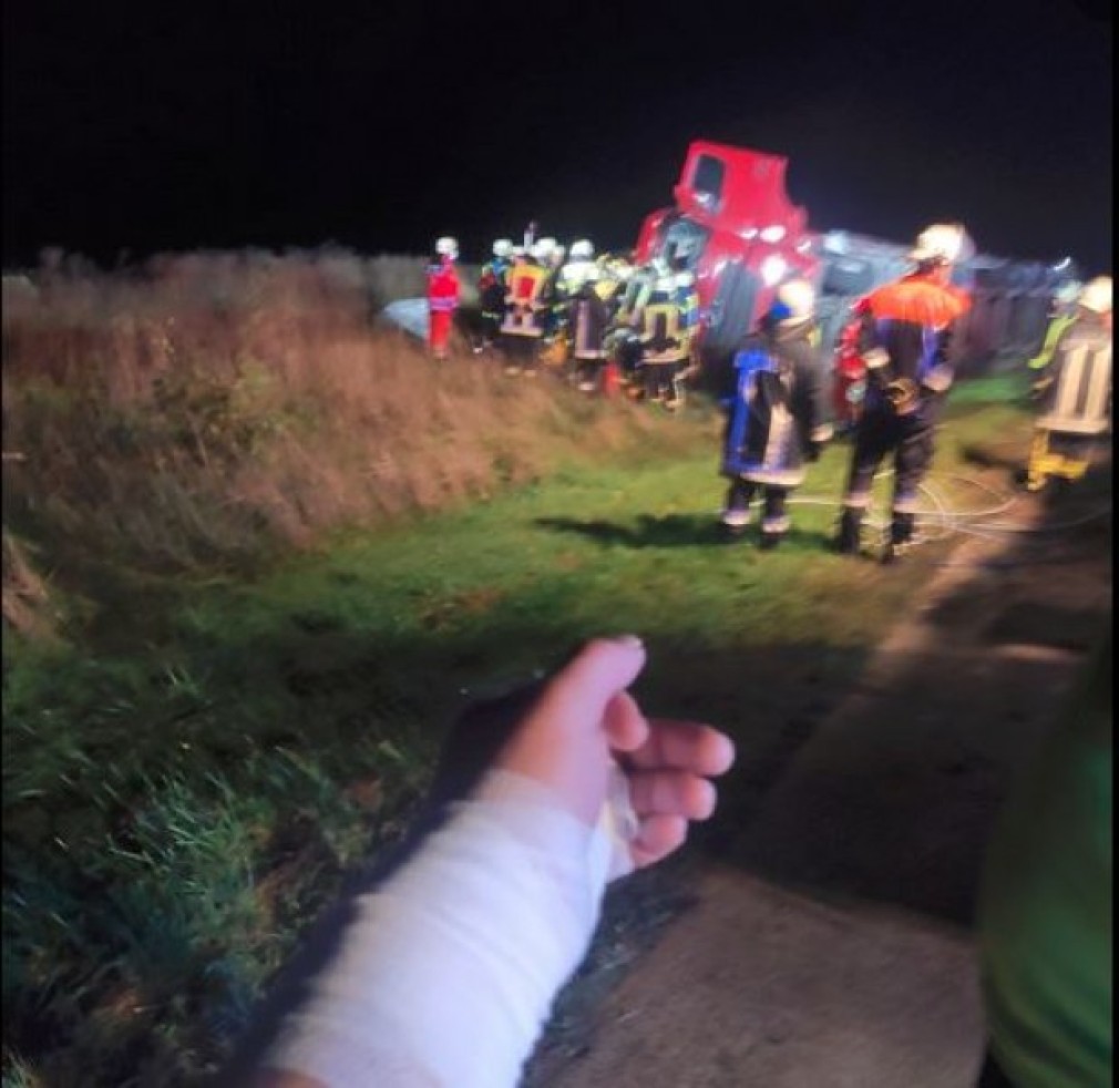 Un șofer român de camion a salvat viața unui coleg care se răsturnase. „Nu oprea nimeni”