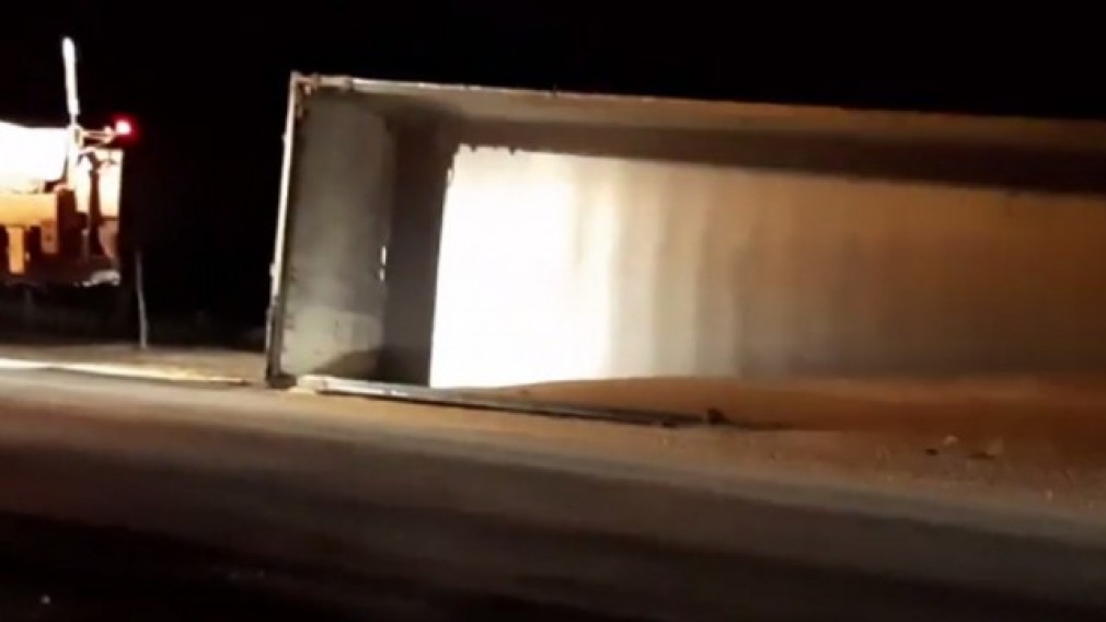 VIDEO Un camion s-a răsturnat şi şi-a vărsat toată încărcătura pe şosea