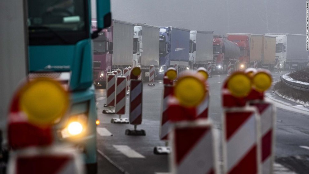 ALERTĂ Șoferii de camion care vor să ajungă în Germania au nevoie de test COVID la intrarea în Cehia