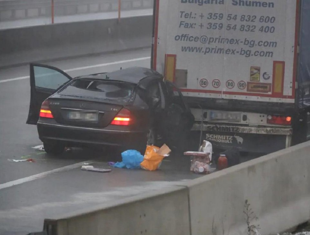 VIDEO Român, găsit inconștient într-un Mercedes înfipt sub un camion în Austria