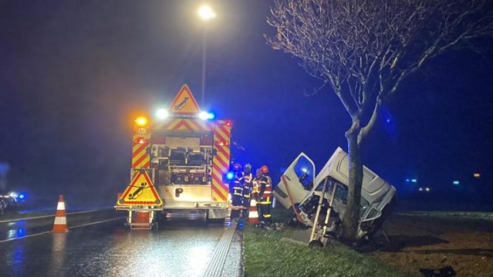 Franţa. Șofer profesionist român, rănit grav, după ce a intrat cu autocamionul într-un copac