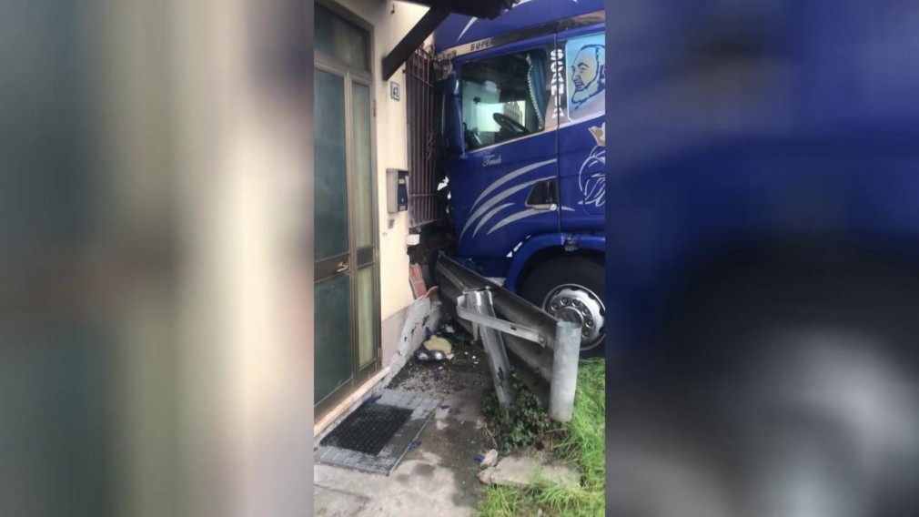 Un camion condus de un român a intrat în casa unor italieni