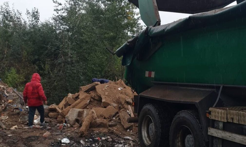 Ministrul Mediului a prins în flagrant un camion care descărca ilegal deșeuri