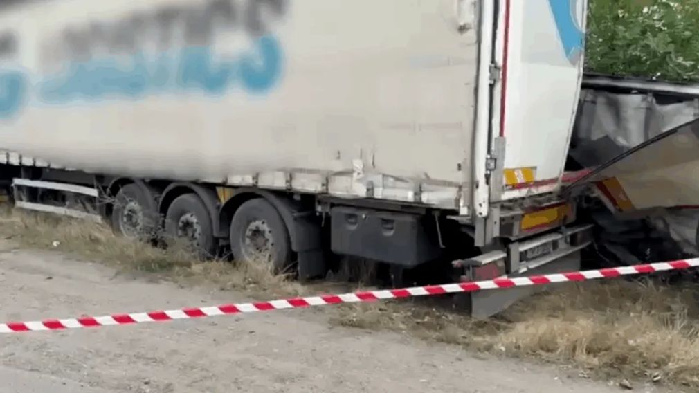 Un șofer de camion a murit după ce a lovit 2 mașini