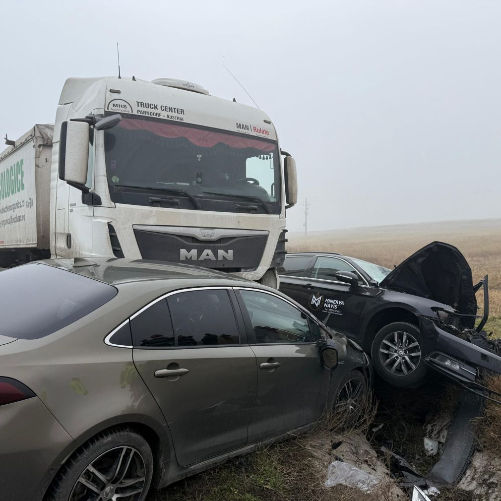 VIDEO Două autoturisme s-au urcat pe un camion