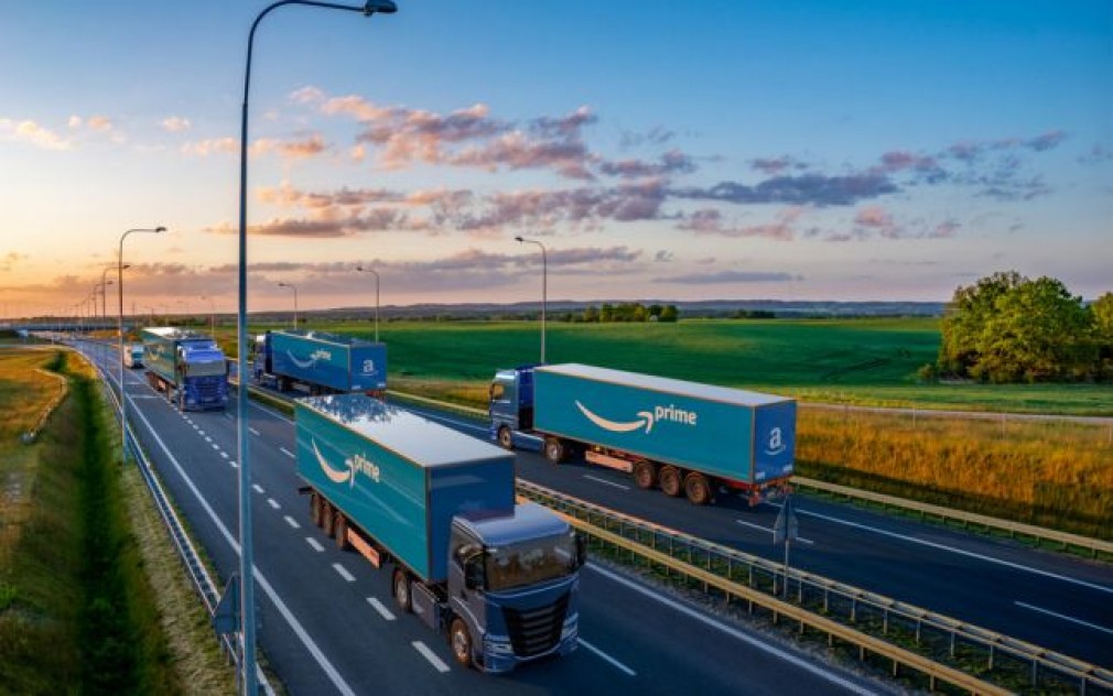 Compania Amazon a comandat sute de camioane care funcţionează cu gaze naturale lichefiate