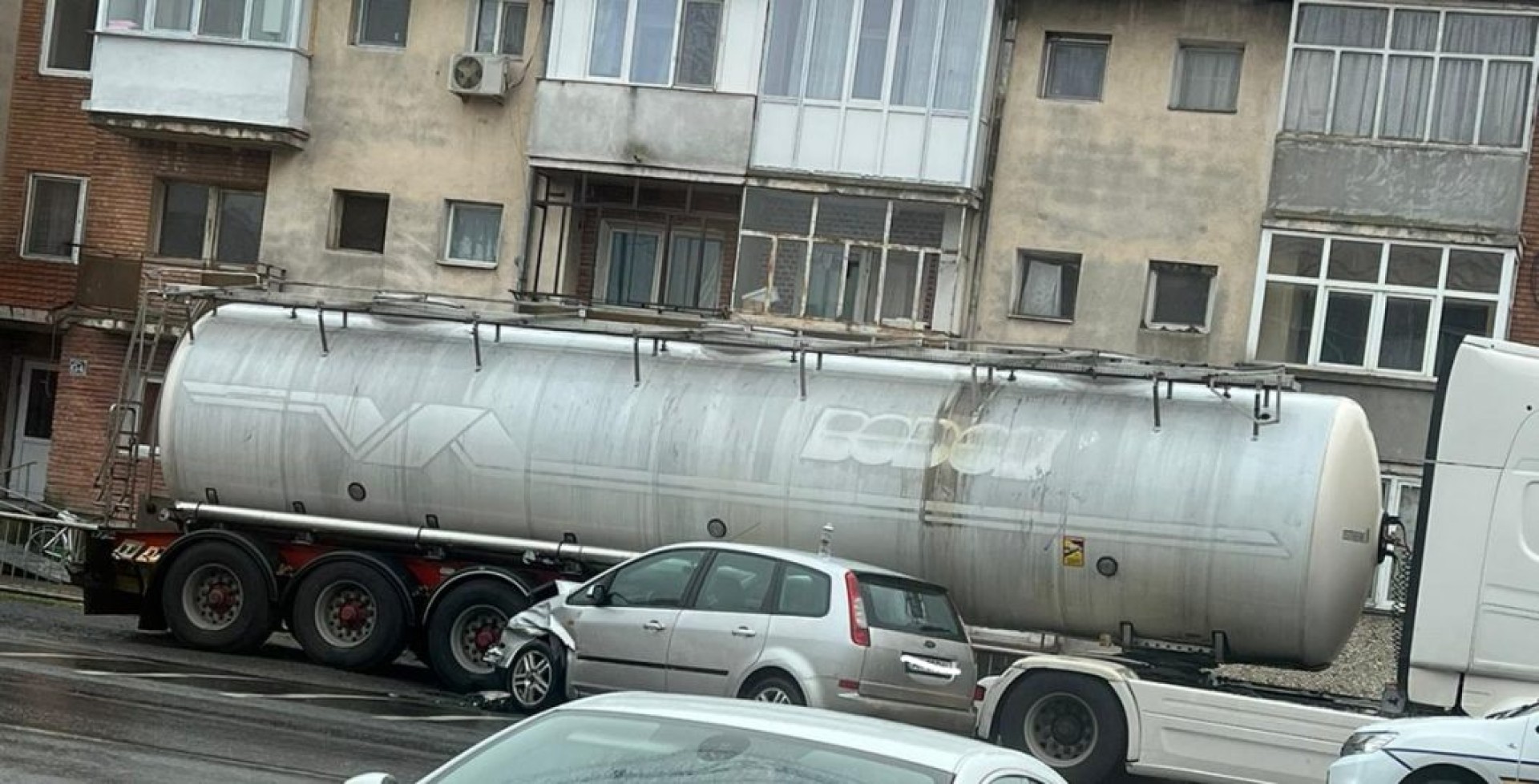 Un autoturism a intrat direct într-un camion-cisternă