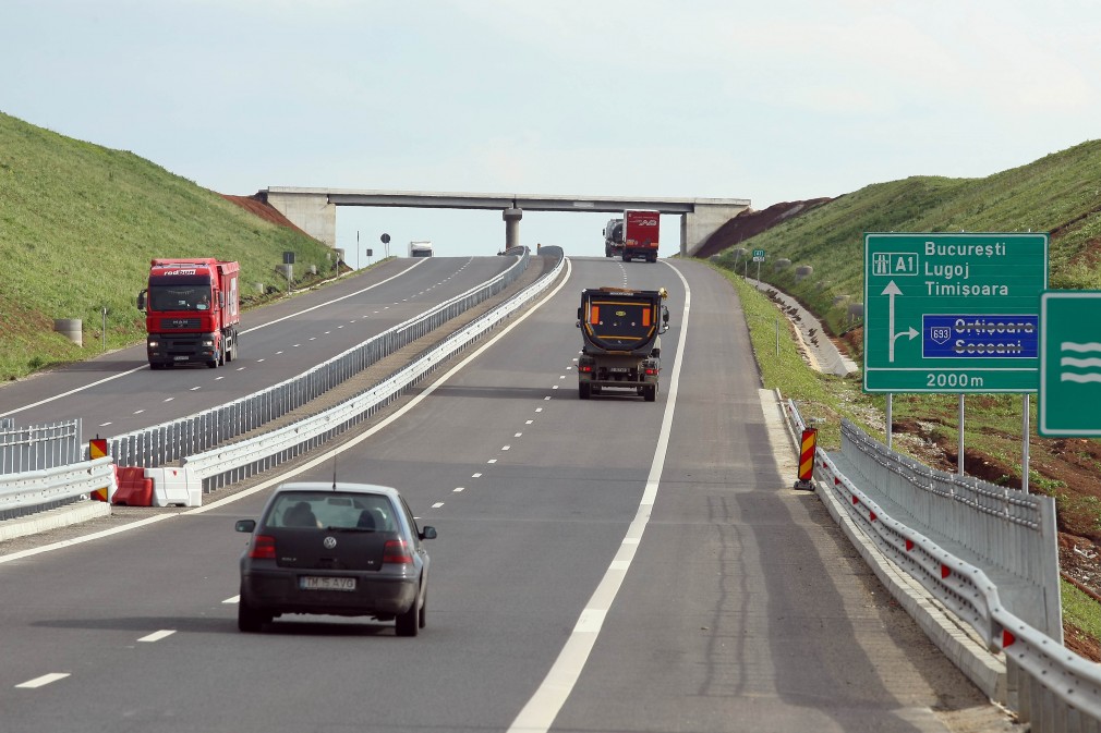 Bretelele de coborâre de pe Autostrada Arad-Timişoara, închise pentru a se asigura culoar de trecere pentru convoaiele cu români reveniţi în ţară
