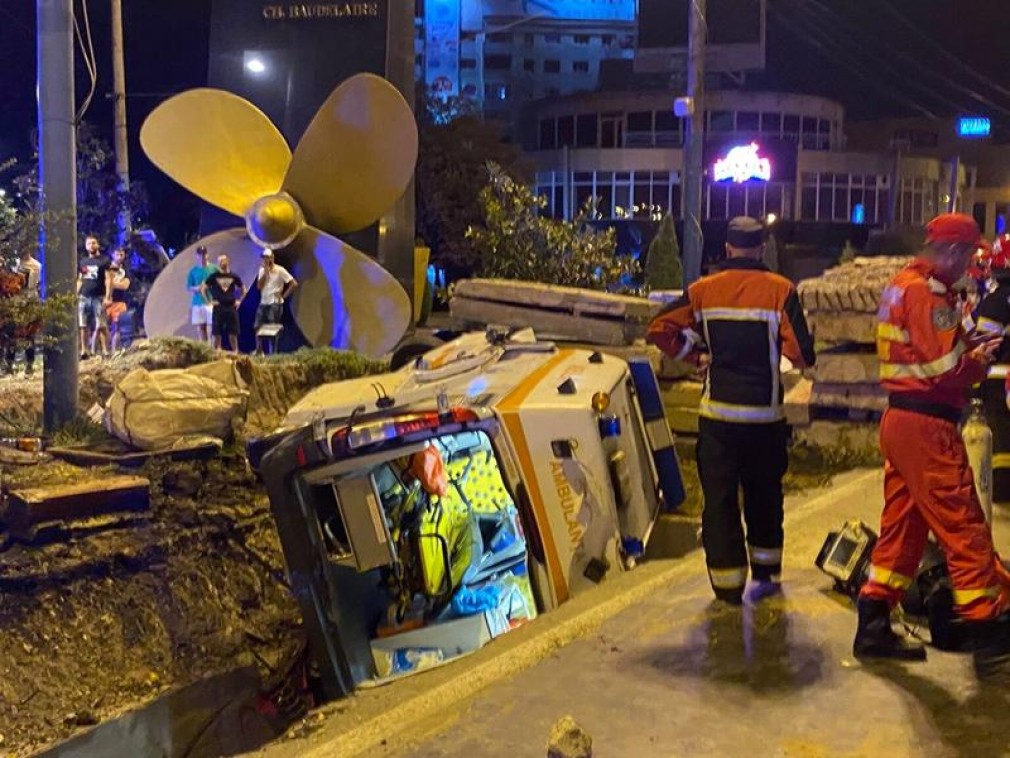 VIDEO O ambulanță cade în șanțul unui drum ce trebuia reabilitat
