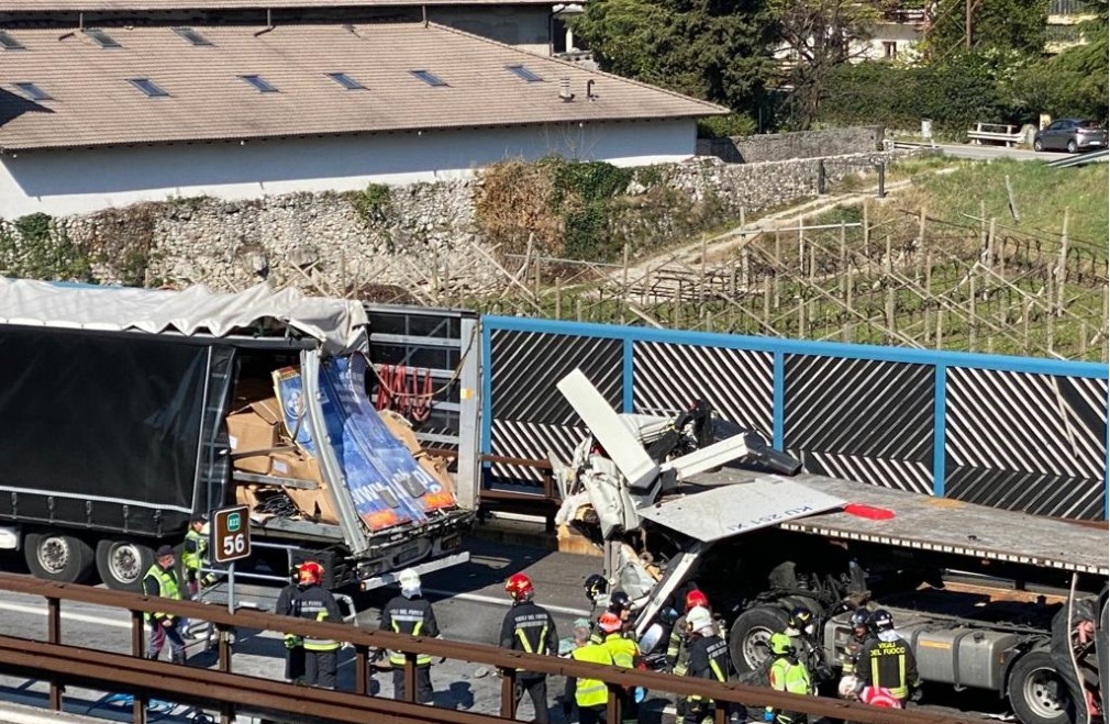 VIDEO Italia: Trei camioane, implicate într-un grav accident. Un șofer român nu a mai putut fi salvat