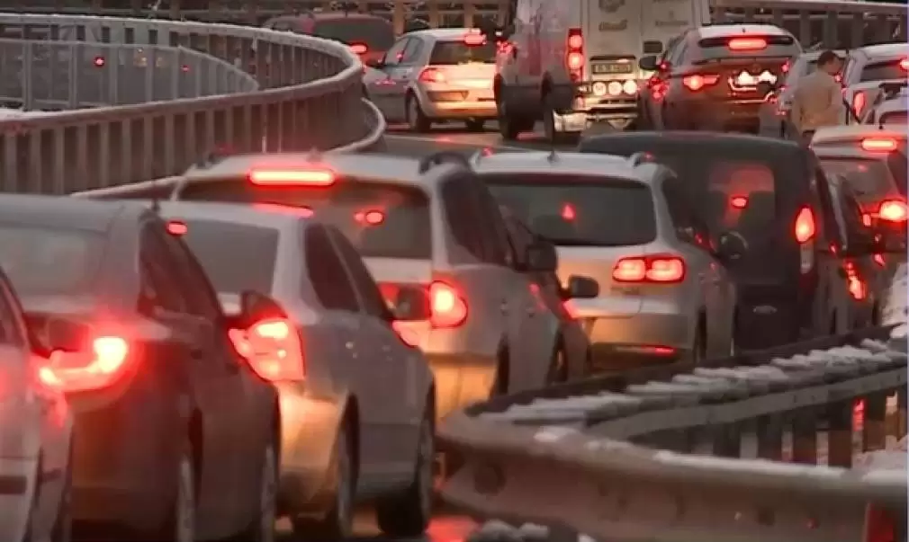 Coloană de camioane de aproximativ cinci kilometri la ieşirea din ţară