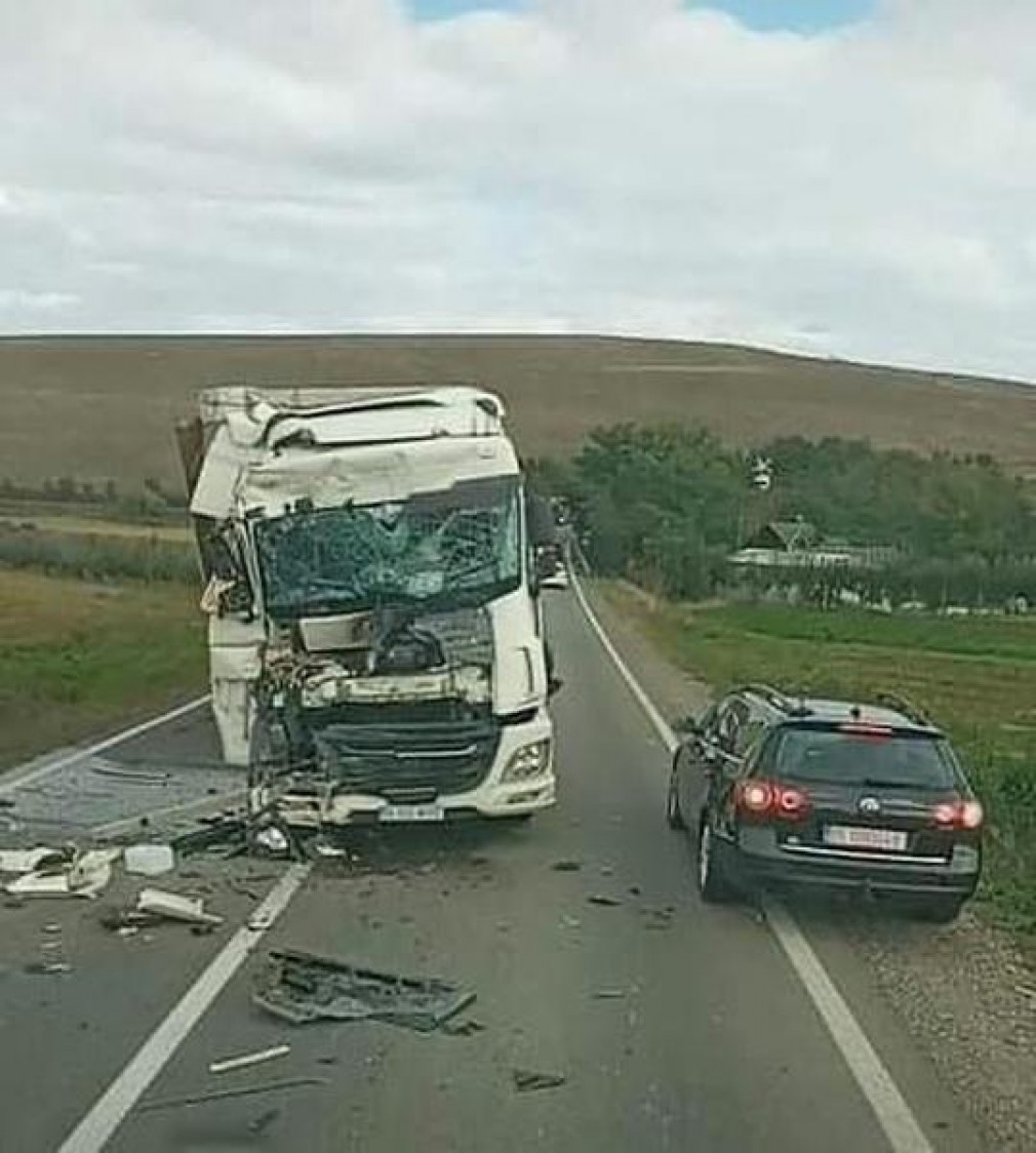 Impact violent între un camion și un VW în Pașcani