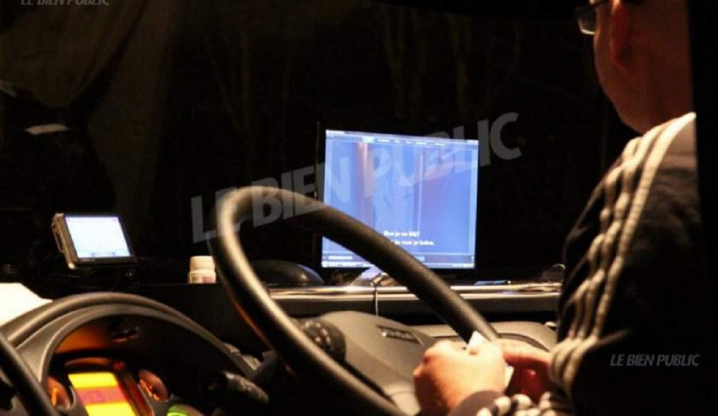 Șoferi români de CAMION prinși conducând în timp ce se uitau la filme pentru adulți