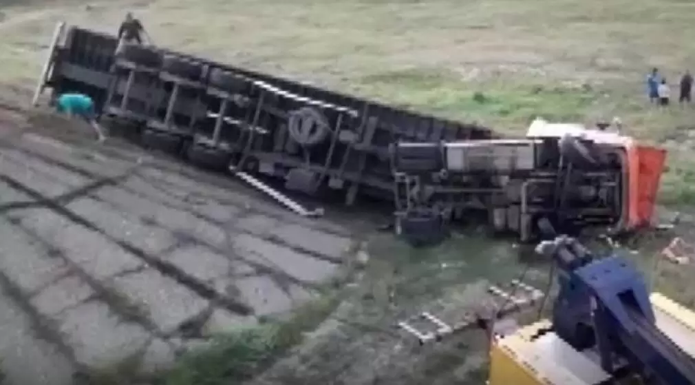Un camion s-a rostogolit 10 metri după ce i-a explodat cauciucul