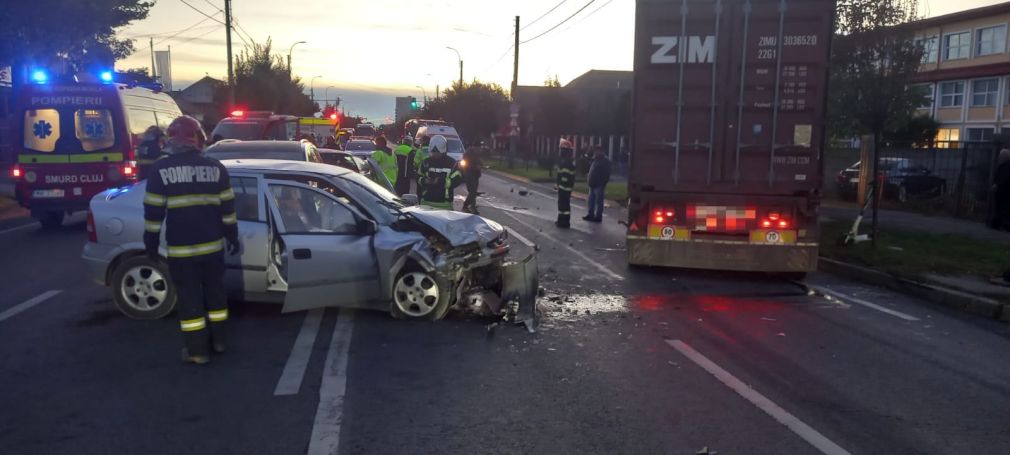 Accident grav cu un camion și 3 mașini