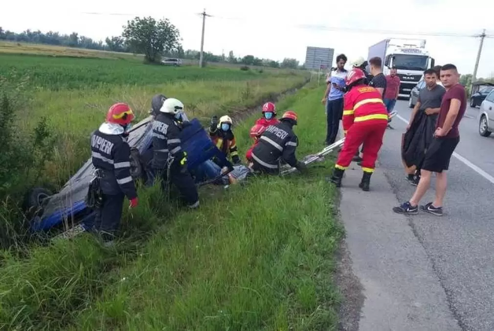 Un șofer profesionist de camion a lovit o mașină de școală. Doi tineri, la spital