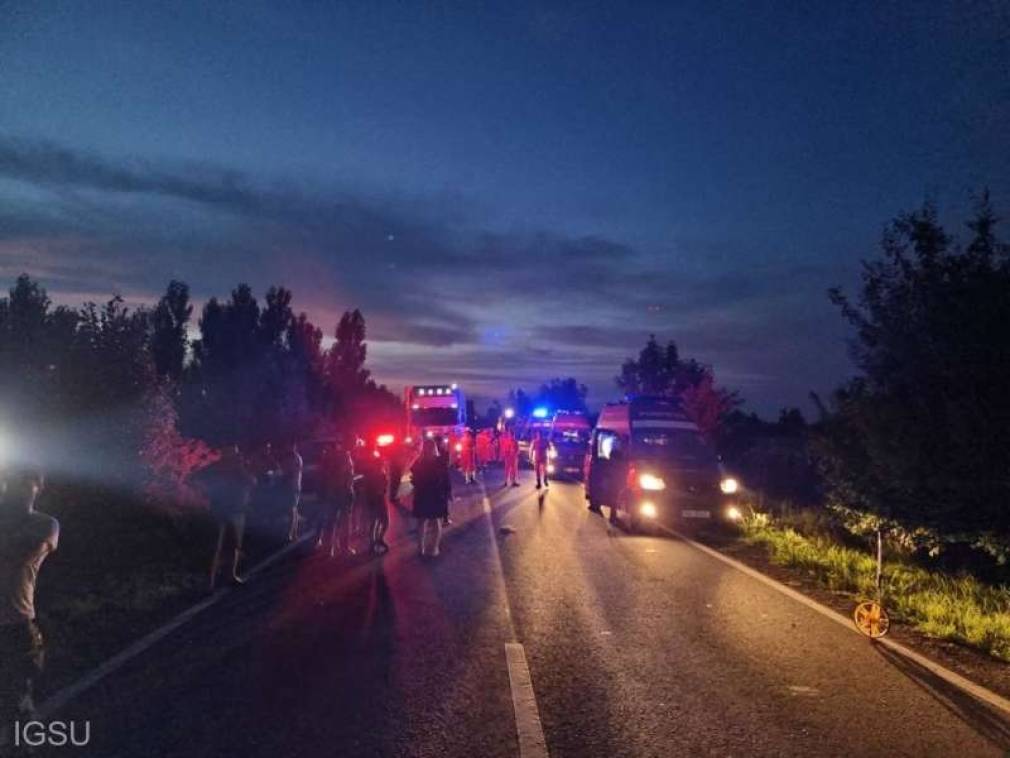 12 persoane rănite în accidentul pe DN 1A. Microbuz, implicat